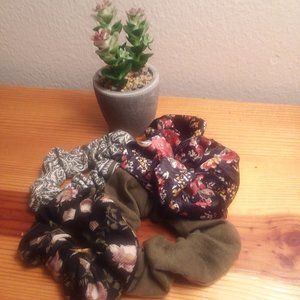 Set of 3 scrunchies - Free with purchase!